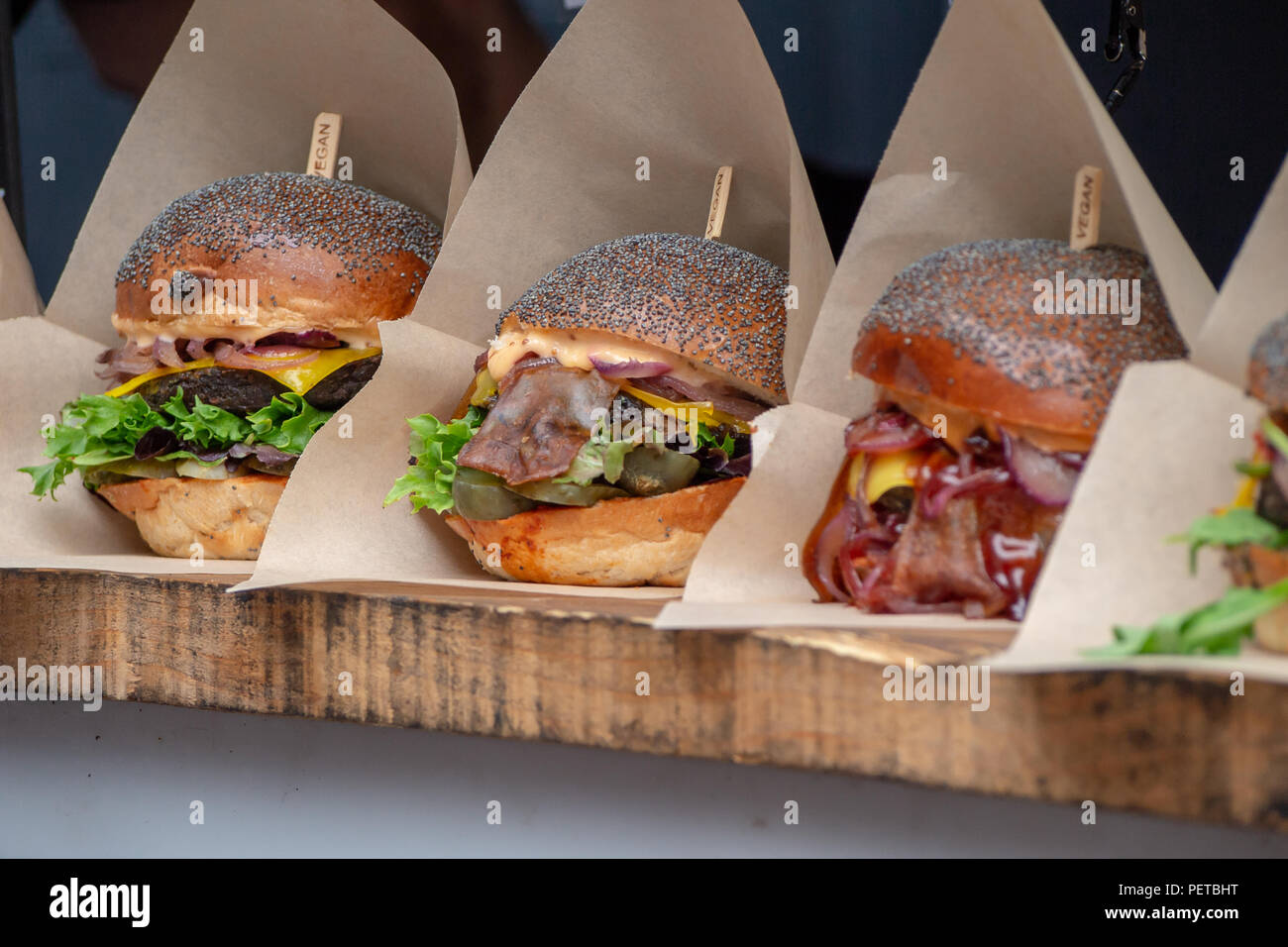 Vegan Burger Display a un Take Away stallo in London Borough Market Regno Unito Foto Stock