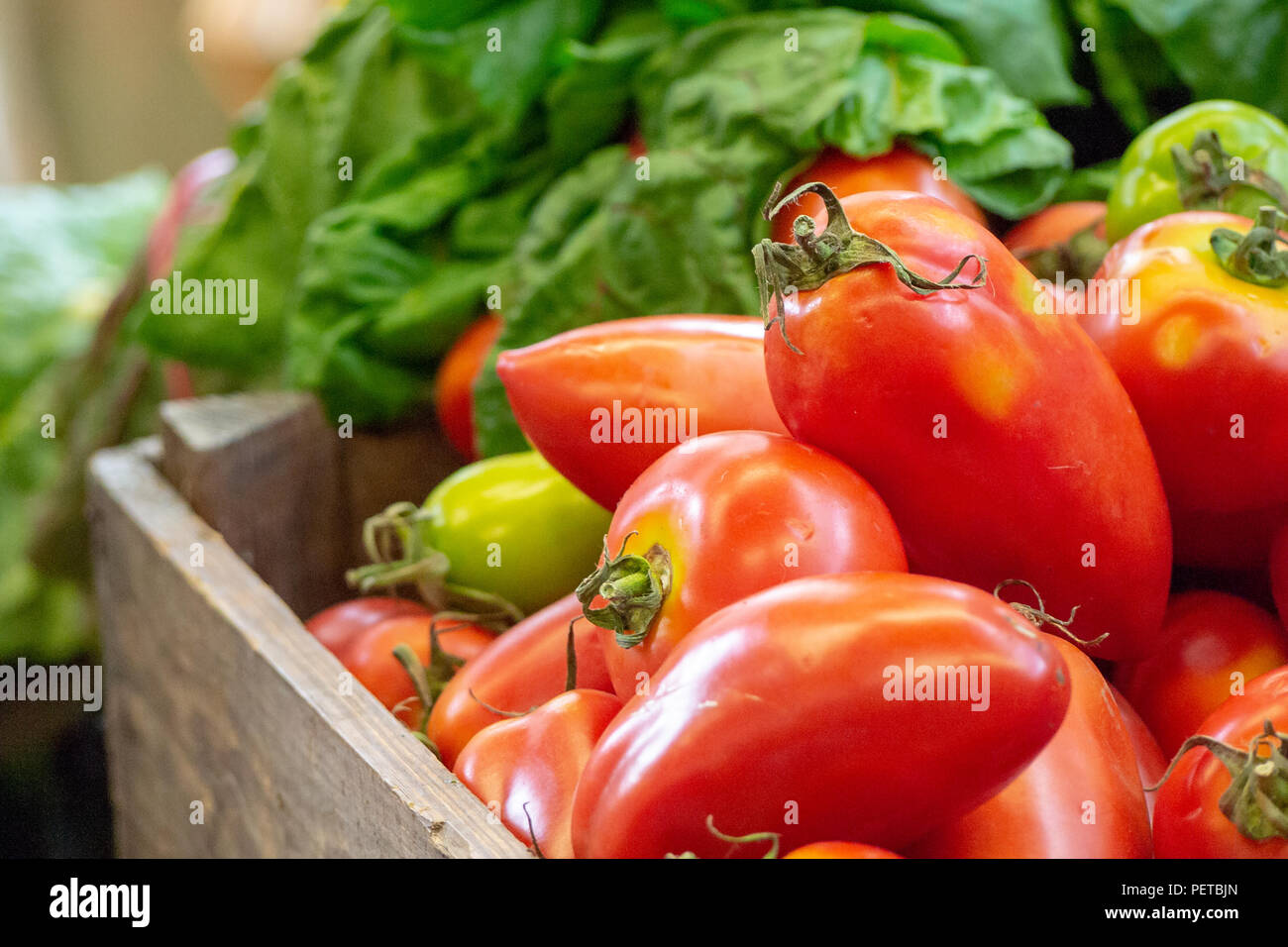 Rossi freschi pelati in vendita nel mercato di Borough, Southwark, Londra UK Foto Stock