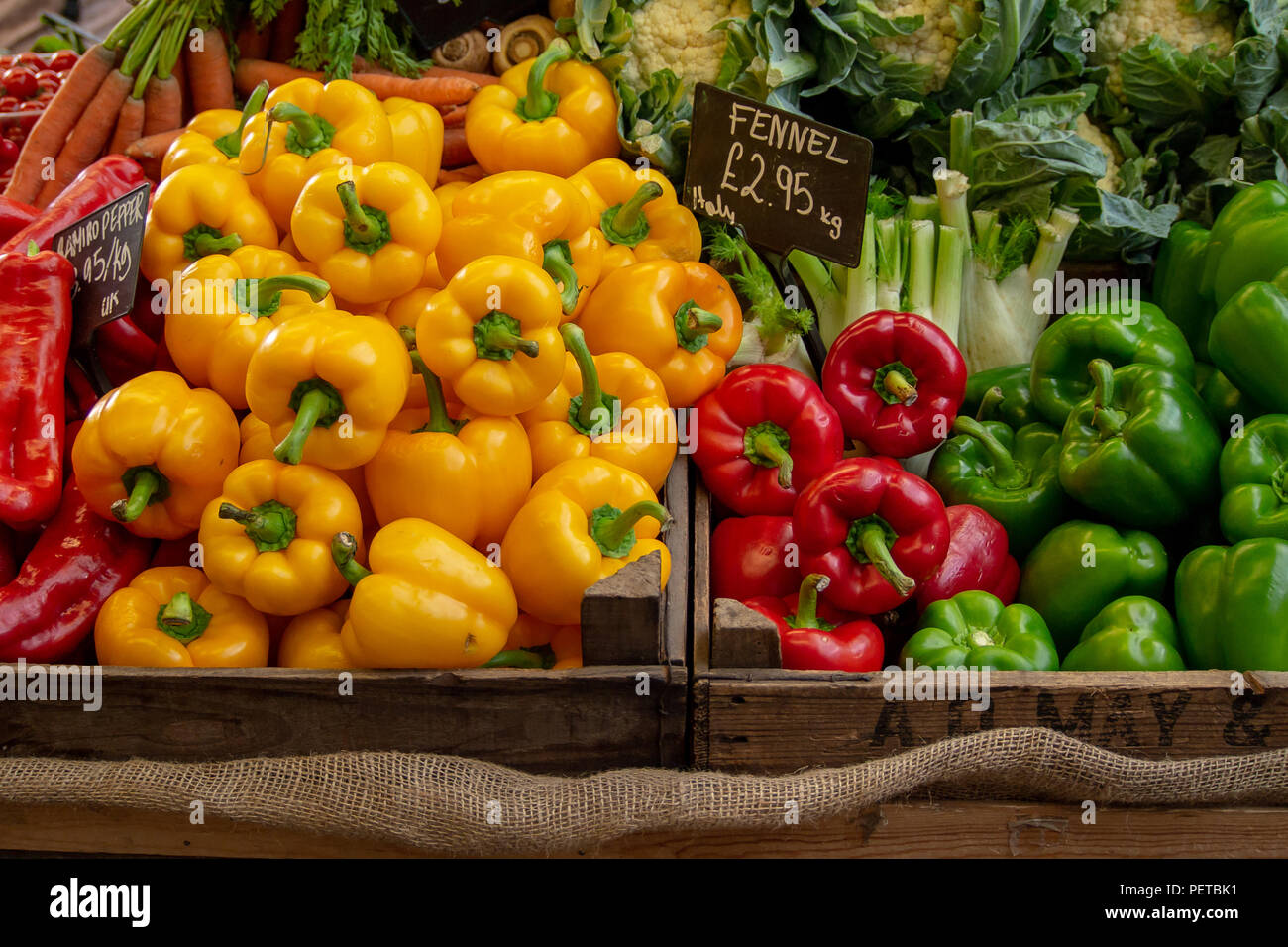 Verde, Rosso e Giallo fresco Peperoni in vendita nel mercato di Borough, Southwark, Londra UK Foto Stock