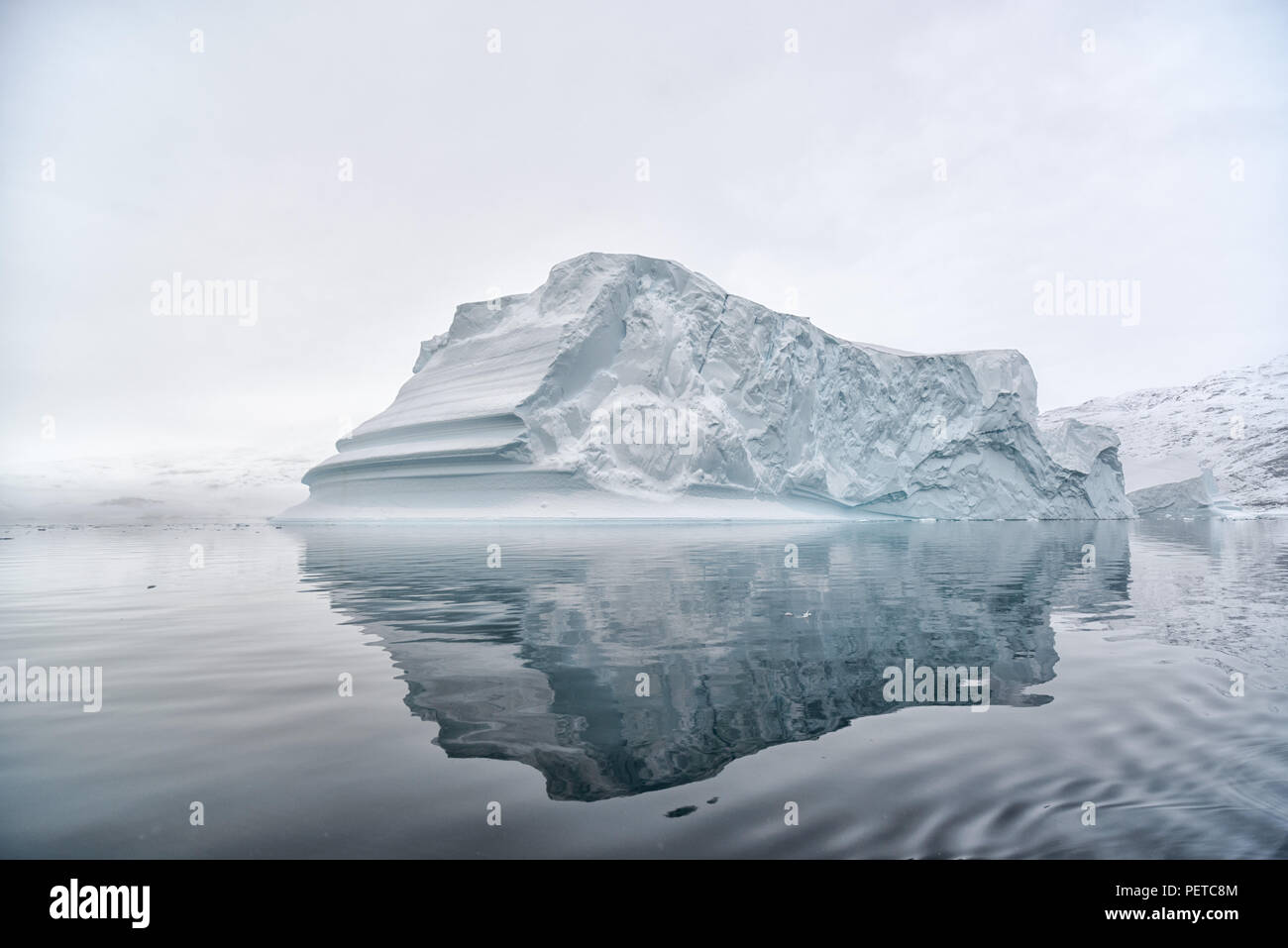 Kangertitivaq, Groenlandia. Enorme iceberg nel fiordo Rødefjord che fa parte dello Scoresby Sund. Der sogenannte Eisbergfriedhof. Foto Stock