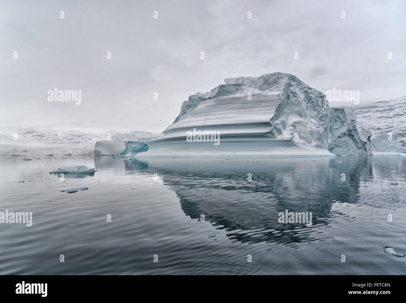 Kangertitivaq, Groenlandia. Enormi iceberg nel fiordo Rødefjord che fa parte dello Scoresby Sund. Der sogenannte Eisbergfriedhof. Foto Stock