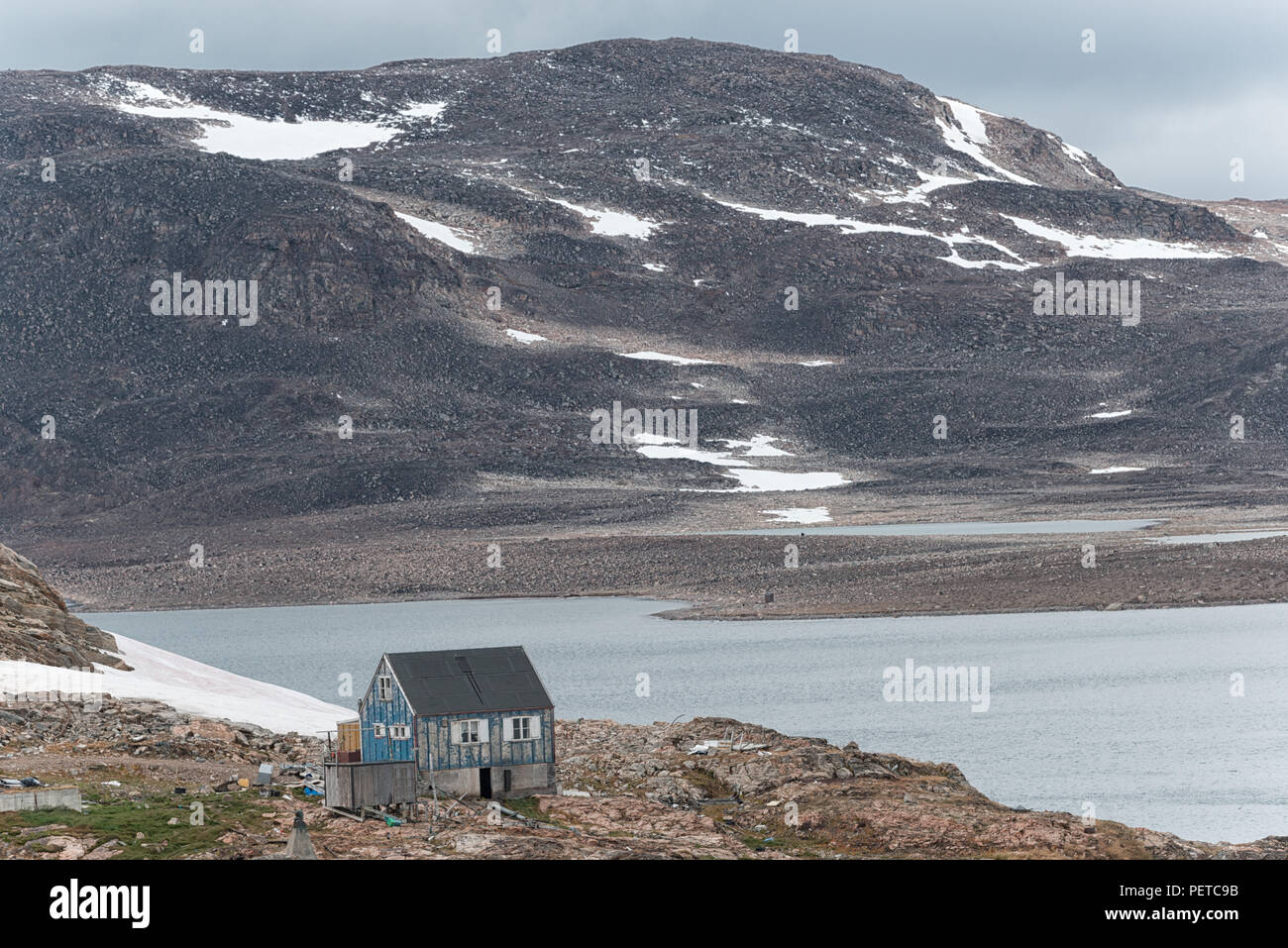 Casa in legno blu che si affaccia sul Mare della Groenlandia in autunno, Ittoqqortoormiit, Sermersooq Municipality, Eastern Groenlandia, Regno di Danimarca Foto Stock