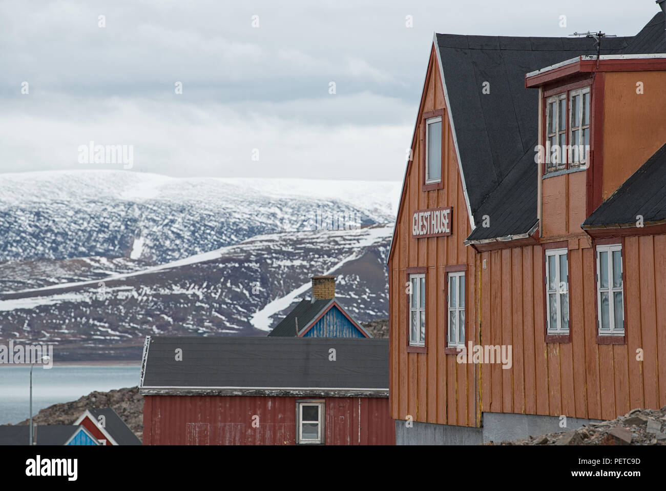 Guesthouse affacciata sul mare e sulle montagne in autunno, Ittoqqortoormiit, Sermersooq Municipality, Eastern Groenlandia, Regno di Danimarca Foto Stock