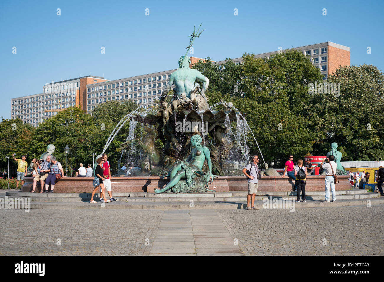Berlino, Germania - agosto, 2018: la Fontana di Nettuno ( Neptunbrunnen) ad Alexanderplatz di Berlino, Germania Foto Stock