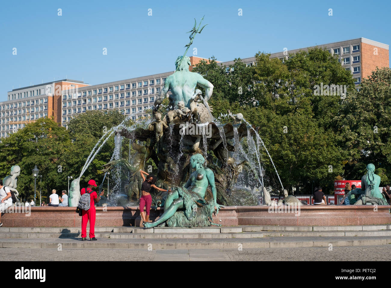 Berlino, Germania - agosto 2018: turista giovane di scattare una foto a Fontana di Nettuno ( Neptunbrunnen) ad Alexanderplatz di Berlino, Germania Foto Stock