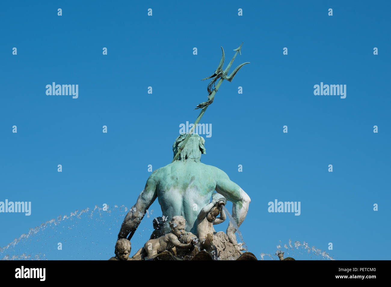 Berlino, Germania - agosto 2018: retro della statua maschio / Fontana di Nettuno ( Neptunbrunnen) a Berlino Germania Foto Stock