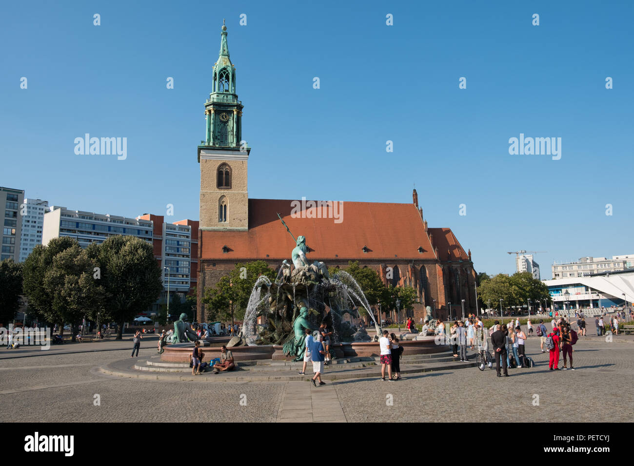 Berlino, Germania - agosto 2018: turistici persone alla Fontana di Nettuno ( Neptunbrunnen) ad Alexanderplatz di Berlino, Germania Foto Stock