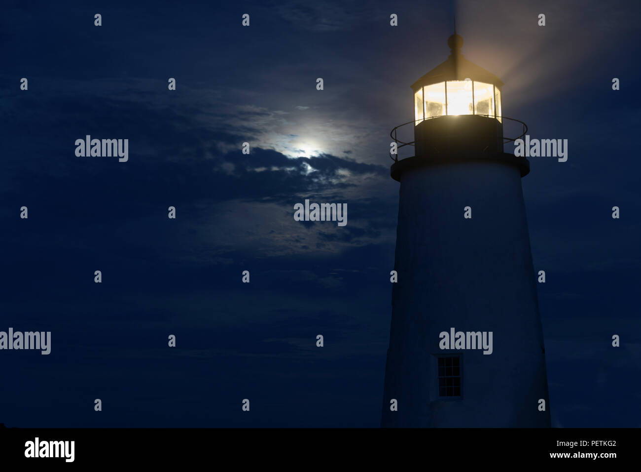 Nuvoloso Luna Pemaquid Point Lighthouse Foto Stock