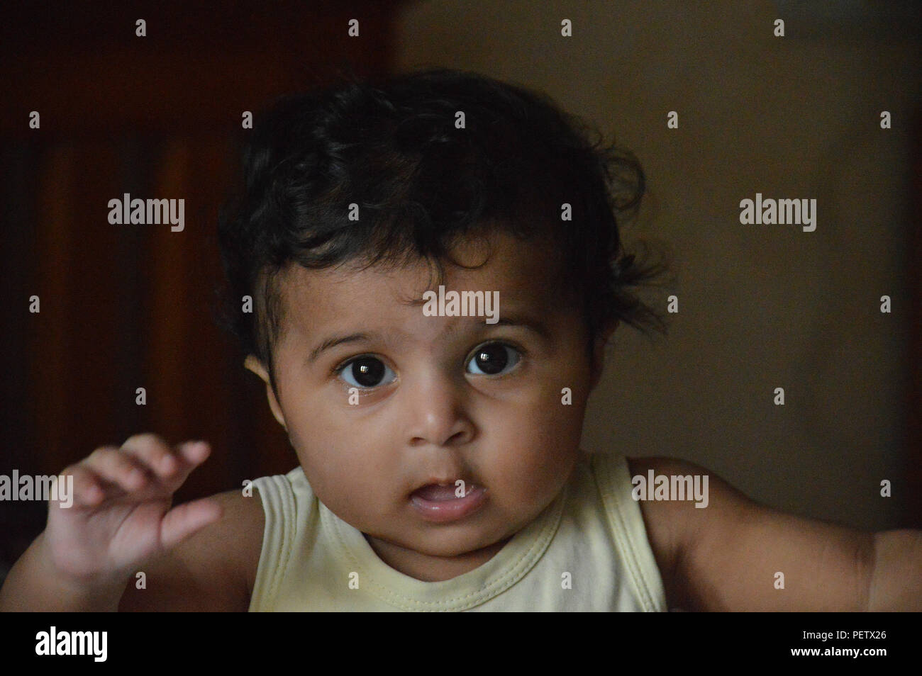 Bambino del mondo di espressioni di risate buffonate e giocosità Foto Stock