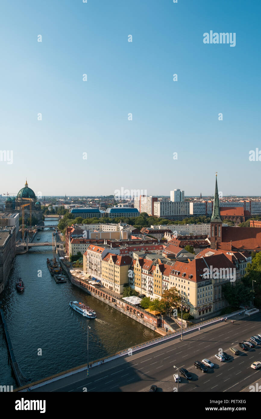 Berlino, Germania - agosto 2018: vista aerea sulla storica Città distretto (Nikolaiviertel), il fiume Sprea e Cattedrale di Berlino Foto Stock