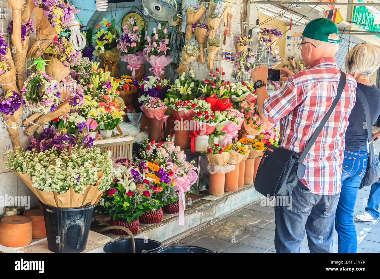 Bangkok, Tailandia - 2 Marzo 2017: negozio di fiori la vendita di varietà di fiori al mercato dei fiori di nome "Pak Khlong Talat' in Bangkok. Pak Klong Talad è Foto Stock