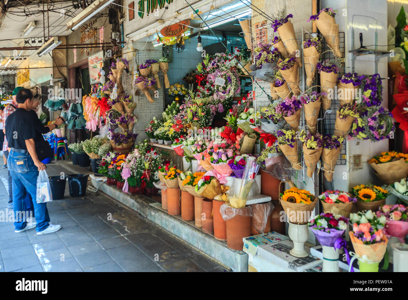 Bangkok, Tailandia - 2 Marzo 2017: negozio di fiori la vendita di varietà di fiori al mercato dei fiori di nome "Pak Khlong Talat' in Bangkok. Pak Klong Talad è Foto Stock