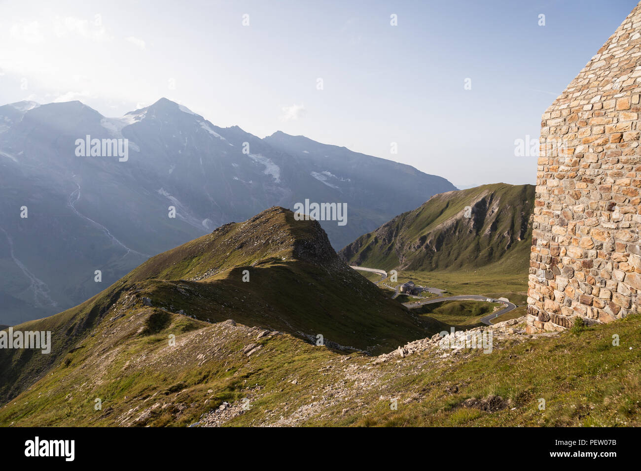 Il paesaggio alpino sulla sommità del Monte Grossglockner pass, con la strada in background, nelle alpi austriache in Europa in estate Foto Stock