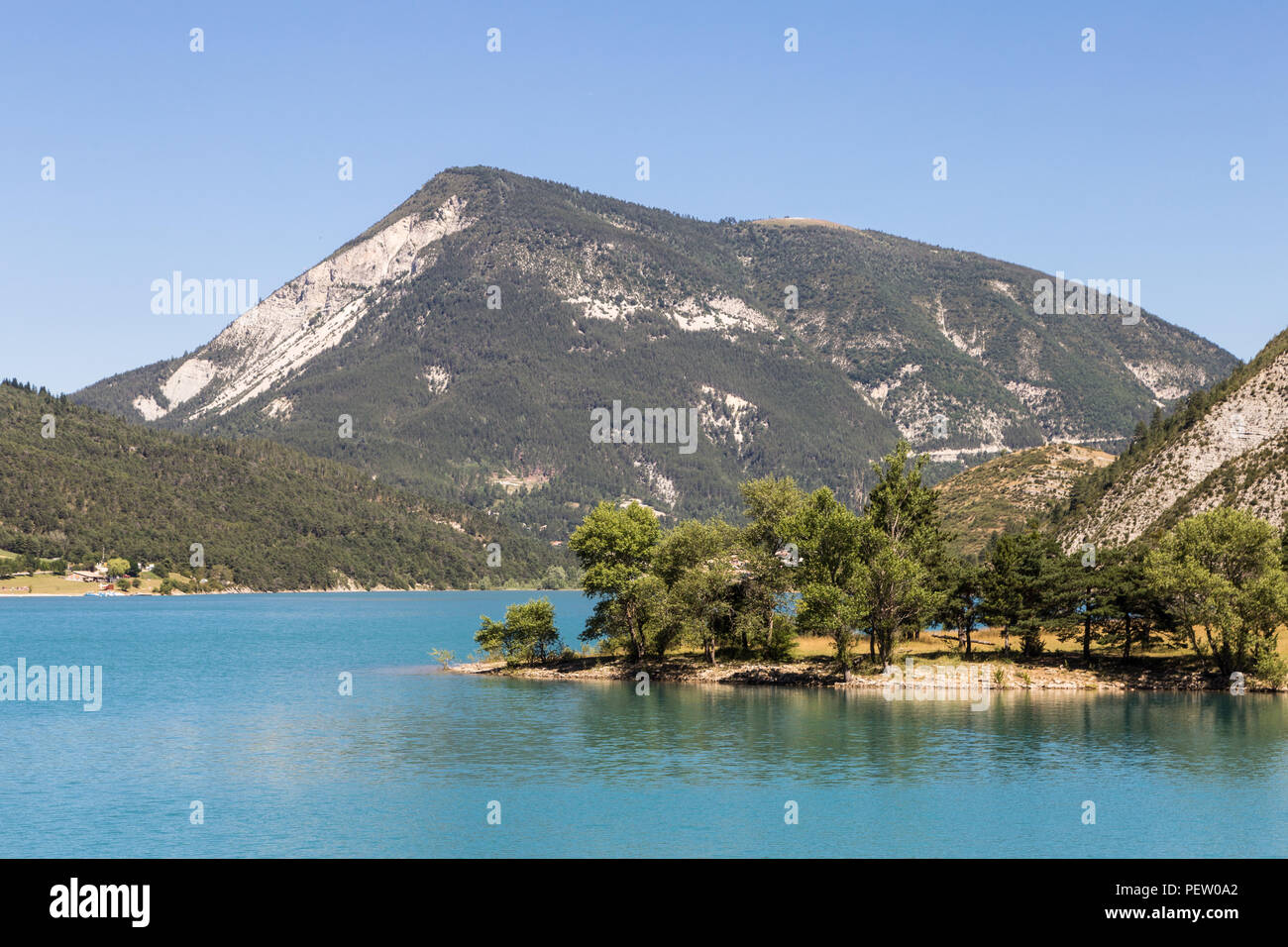 Vista mozzafiato del lago del Verdon nel dipartimento del Var in Francia del sud nelle alpi Foto Stock