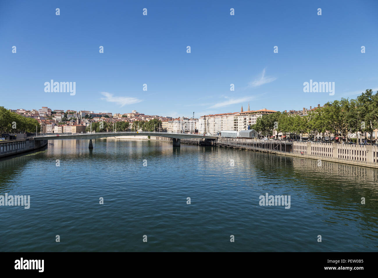 Moderno ponte sul fiume Rodano nel cuore di Lione in Francia la seconda città più grande su una soleggiata giornata estiva Foto Stock