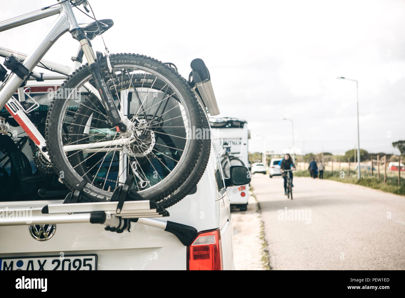 Il Portogallo, Lagos, 12 Aprile 2018: Close-up. Un auto per viaggiare con le biciclette è parcheggiato al lato della strada. Il riposo attivo e viaggi in famiglia. Foto Stock