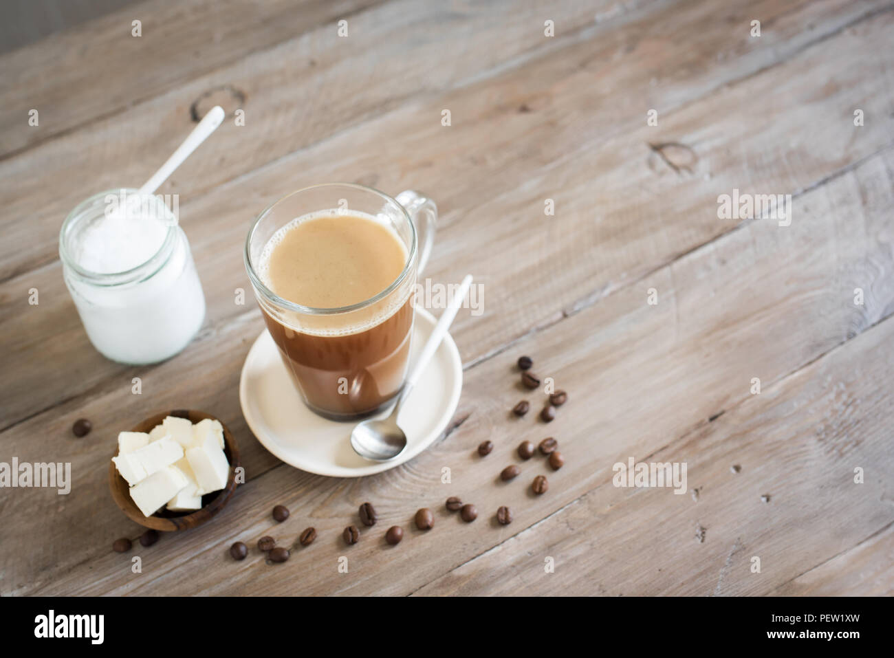 Bulletproof caffè, mescolato con burro di organico e MCT olio di noce di cocco, paleo, cheto, ketogenic bere prima colazione. Foto Stock