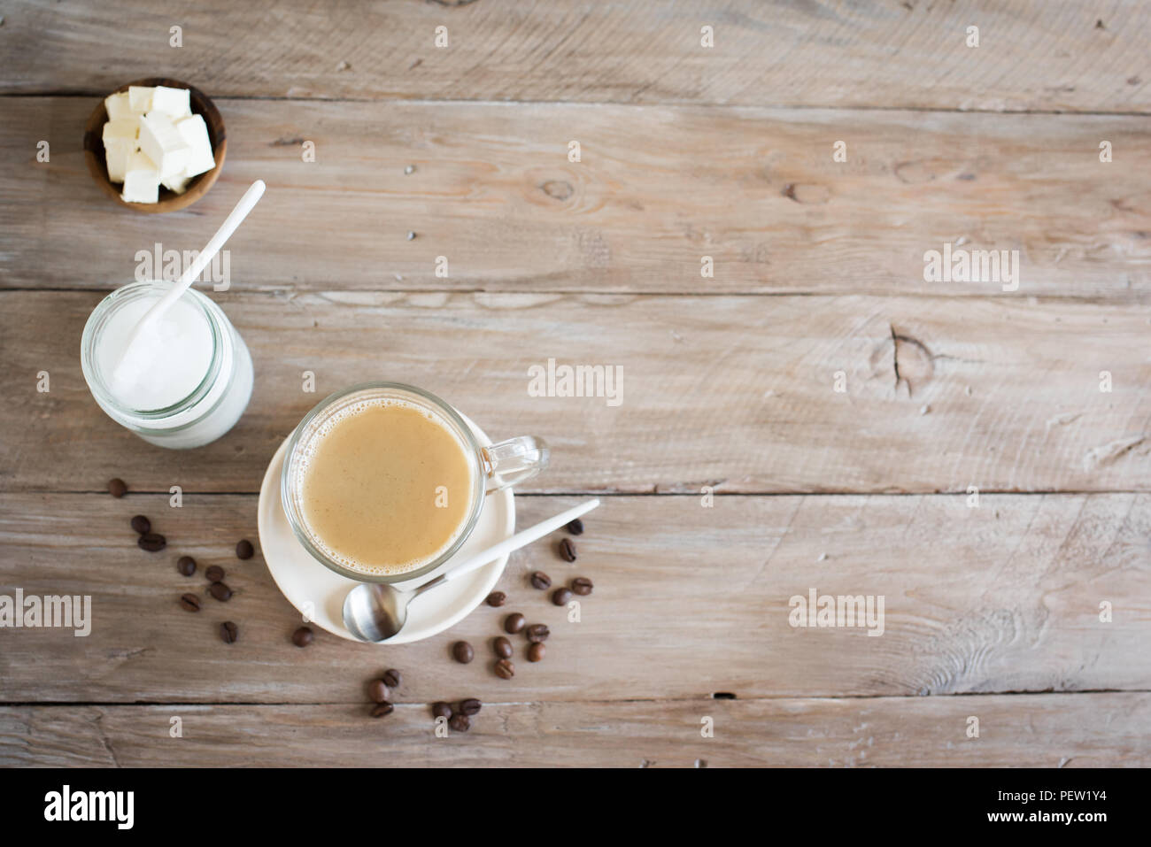 Bulletproof caffè, mescolato con burro di organico e MCT olio di noce di cocco, paleo, cheto, ketogenic bere prima colazione. Foto Stock