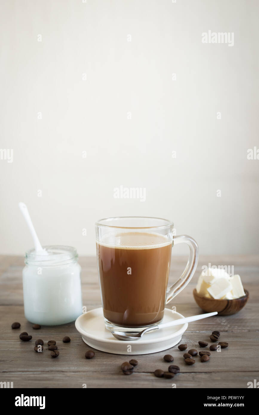 Bulletproof caffè, mescolato con burro di organico e MCT olio di noce di cocco, paleo, cheto, ketogenic bere prima colazione. Foto Stock