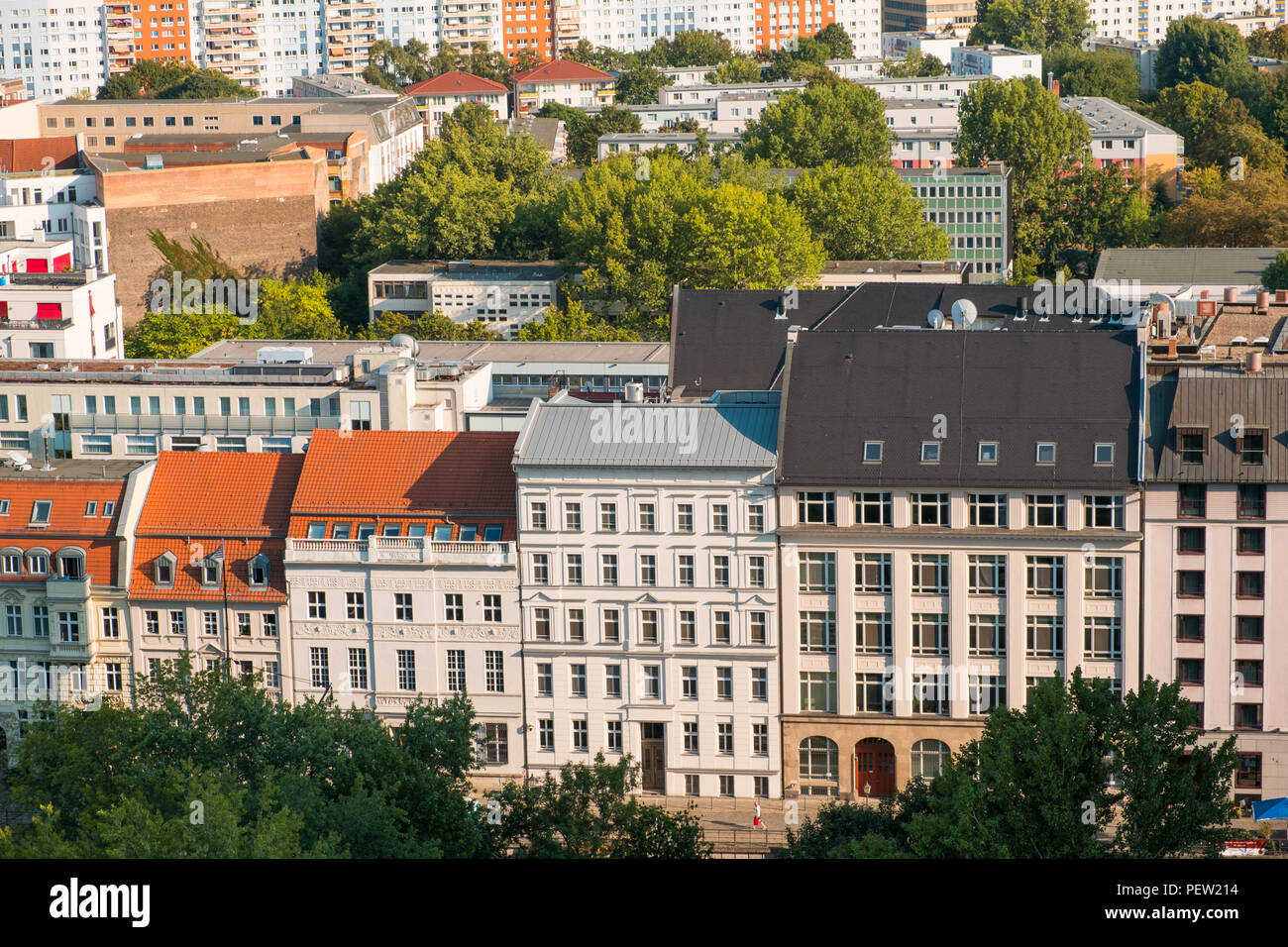 Antenna di paesaggio urbano - i tetti degli edifici nella città di Berlino Foto Stock