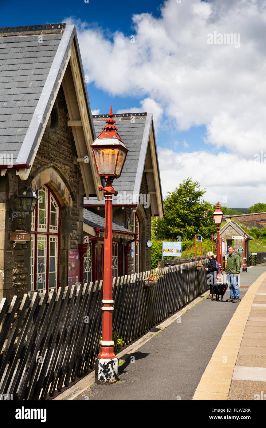 Regno Unito, Cumbria, Dentdale, Cowgill, ammaccature sulla stazione di stabilirsi a Carlisle linea ferroviaria, visitatori sulla piattaforma Foto Stock