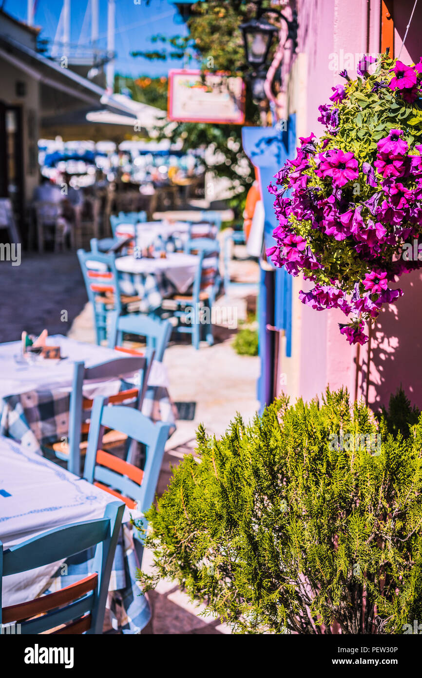 Tradizionale greco colori vividi taverna sulla stretta strada del Mediterraneo nelle calde giornate estive Foto Stock