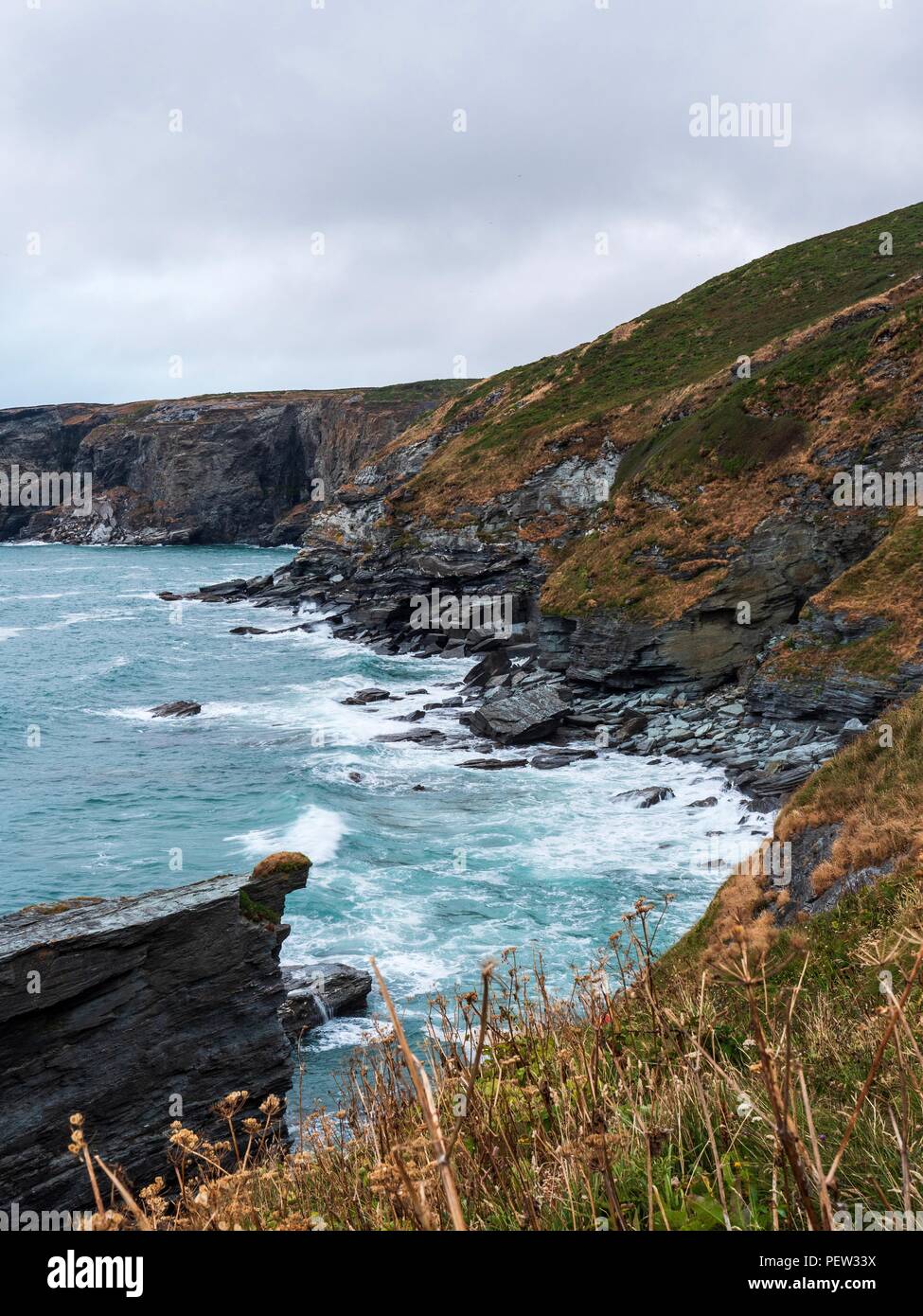 Guardando verso il basso a le onde infrangersi sulla costa vicino a Trebarwith Strand, Cornwall Foto Stock