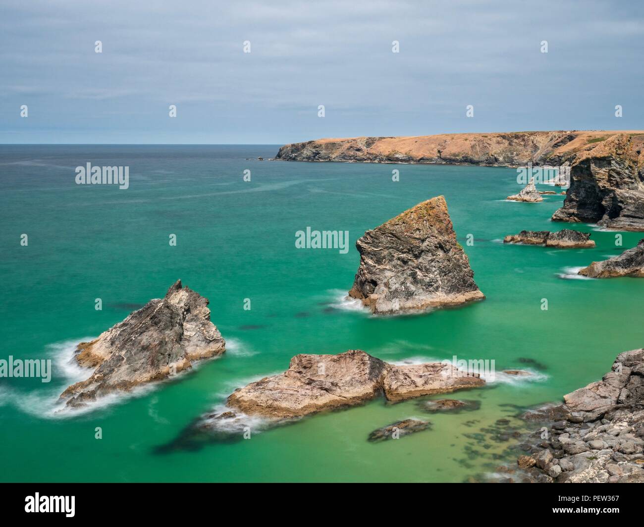 Una lunga esposizione guardando in giù sul mare di pile a Bedruthan Steps Foto Stock