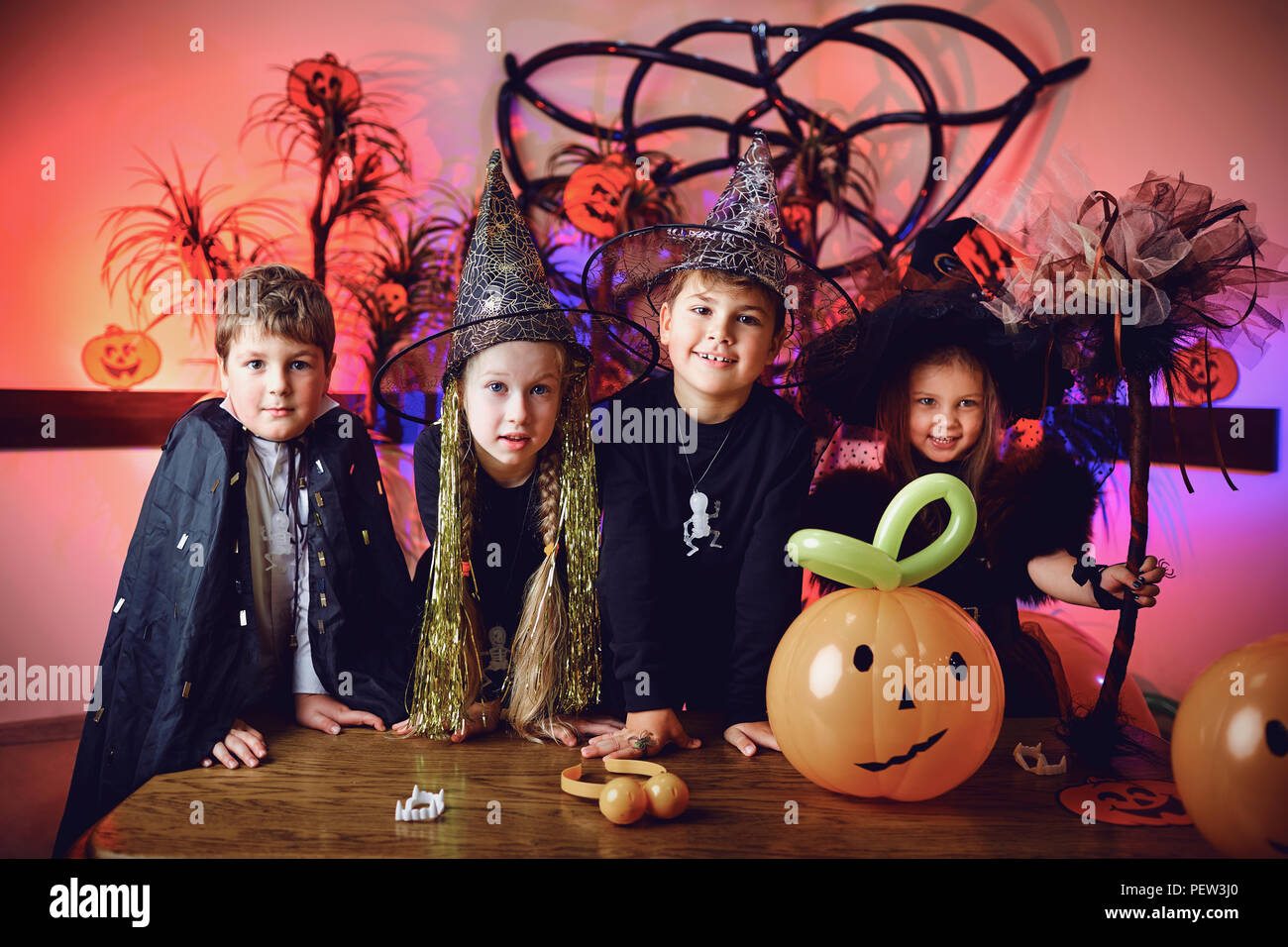 Un gruppo di bambini in costumi su una vacanza di Halloween Foto Stock