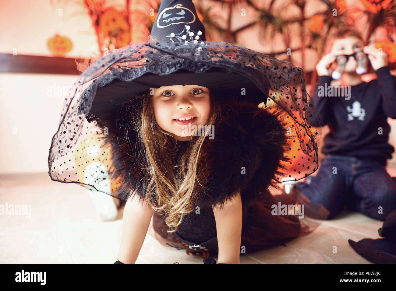 Bambina in costume da nonna. La vera famiglia si diverte mentre usi i  costumi della storia del cappellino rosso di Halloween Foto stock - Alamy