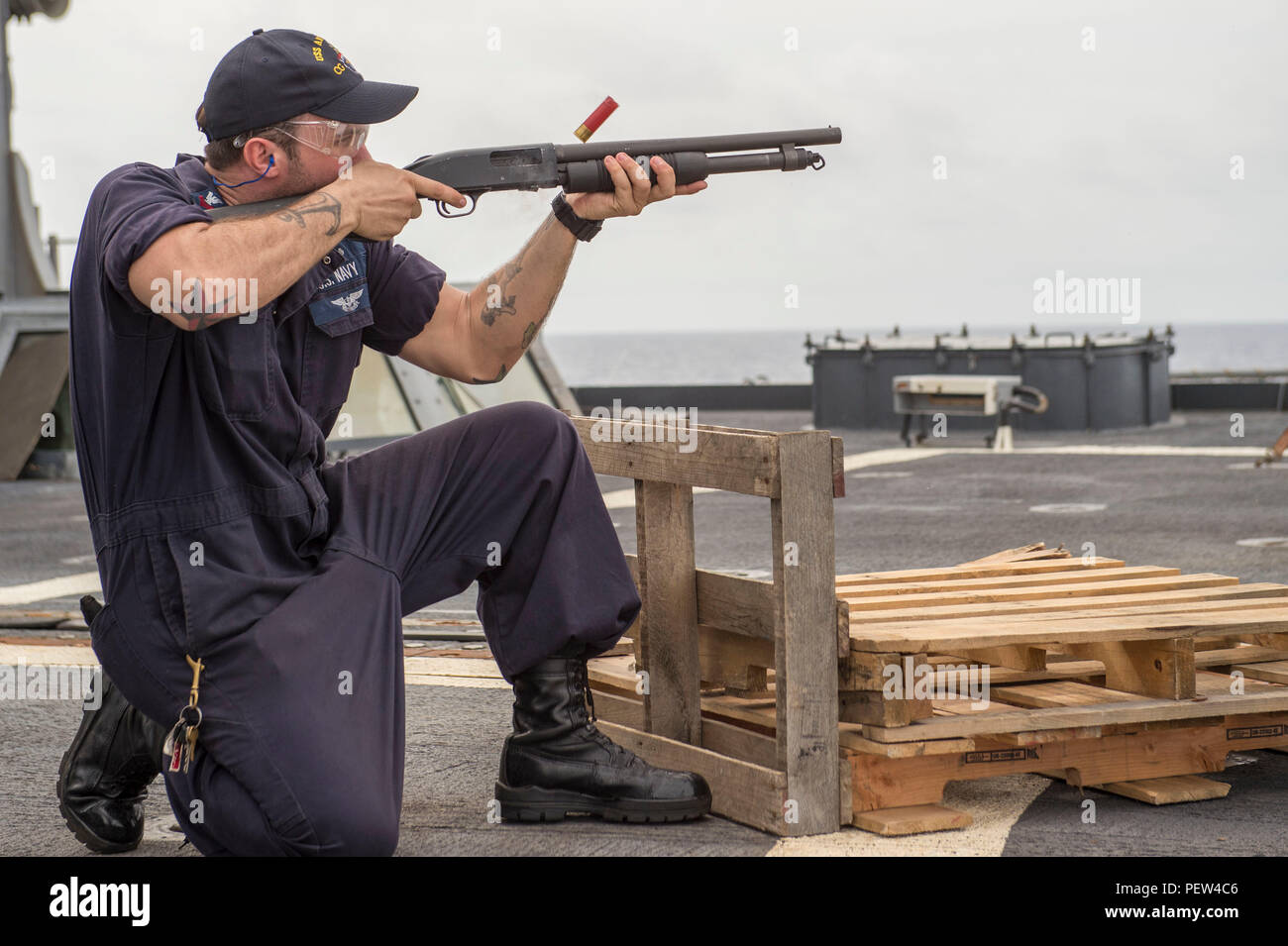 160129-N-ZZ786-201 sul Mare del Sud della Cina (GEN. 29, 2016) Danni Controlman 1a classe Chris Hutcheson, da Taylor Fla., assegnato all'Ticonderoga-class guidato-missili cruiser USS Antietam (CG 54), incendi a M500 fucile durante un'esercitazione a fuoco. Antietam è di pattuglia nel 7 ° Flotta area di operazioni a sostegno della sicurezza e della stabilità in Indo-Asia-Pacifico. (U.S. Foto di Marina di Massa lo specialista di comunicazione di terza classe David Flewellyn/rilasciato) Foto Stock