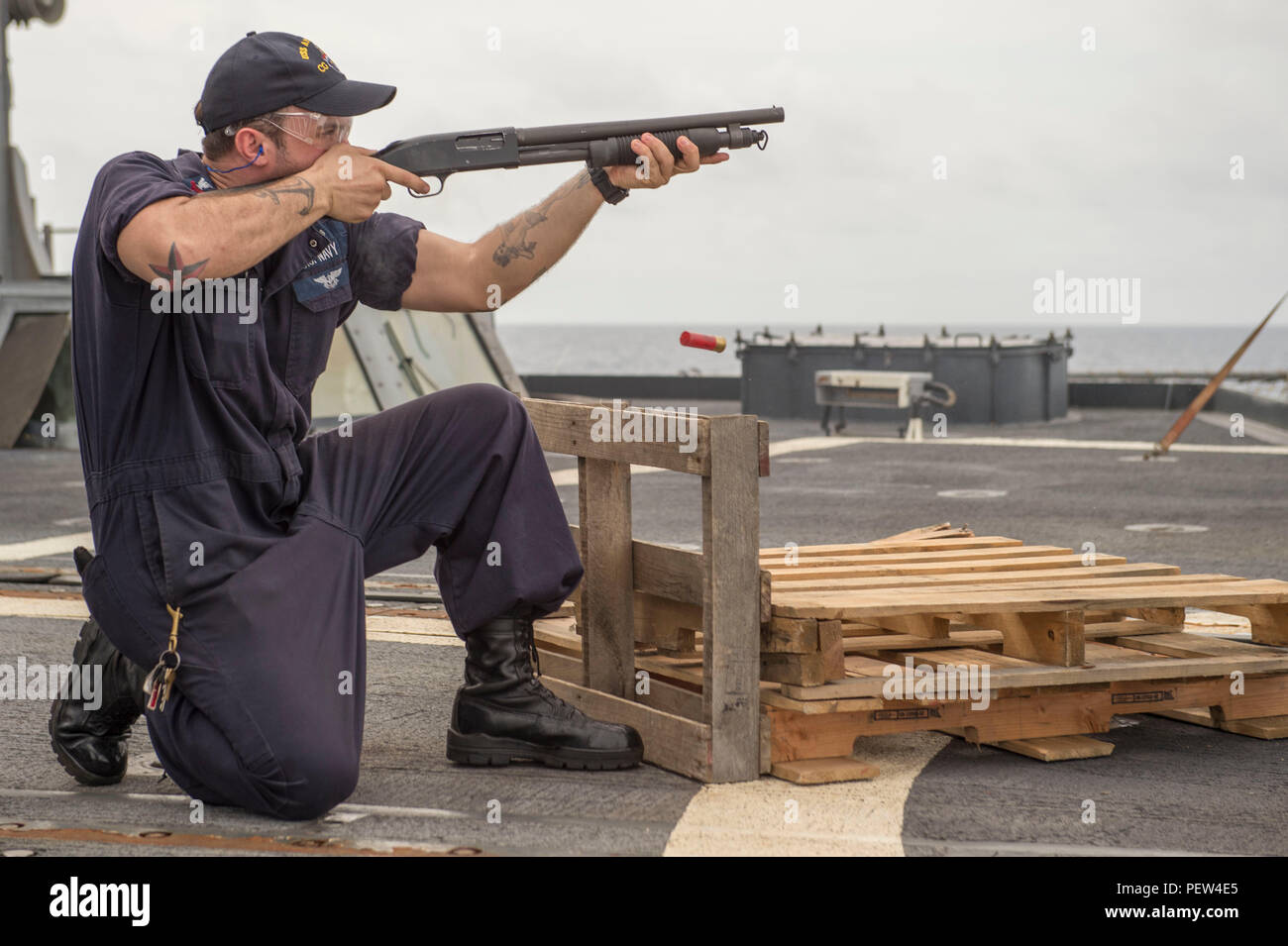160129-N-ZZ786-216 sul Mare del Sud della Cina (GEN. 29, 2016) Danni Controlman 1a classe Chris Hutcheson, da Taylor Fla., assegnato all'Ticonderoga-class guidato-missili cruiser USS Antietam (CG 54), incendi a M500 fucile durante un'esercitazione a fuoco. Antietam è di pattuglia nel 7 ° Flotta area di operazioni a sostegno della sicurezza e della stabilità in Indo-Asia-Pacifico. (U.S. Foto di Marina di Massa lo specialista di comunicazione di terza classe David Flewellyn/rilasciato) Foto Stock