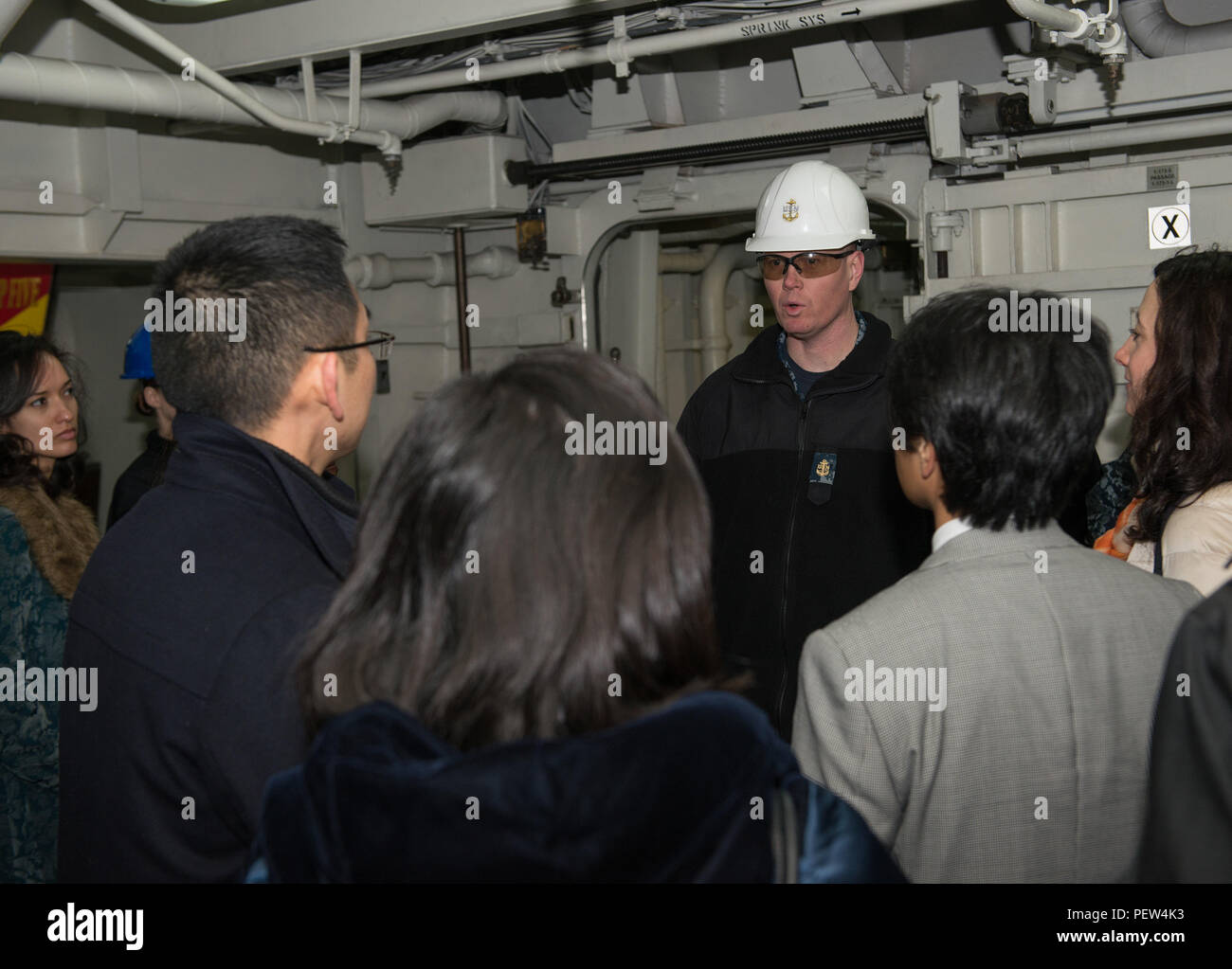 160202-N-WA993-002 Yokosuka, Giappone (feb. 2, 2016) Capo comunicazione di massa specialista Ryan Wilber, graphics media department chief petty officer, parla con i membri della giovane stratega Forum di cerimoniale quarterdeck dell'U.S. La marina è solo distribuita portaerei USS Ronald Reagan (CVN 76) durante un tour. Il giovane stratega Forum è costituito da un gruppo internazionale di studiosi e di dipendenti del governo. Ronald Reagan fornisce un combattimento-pronto forza che protegge e difende la collettiva degli interessi marittimi dei suoi alleati e partner in Indo-Asia-regione del Pacifico. ( Foto Stock