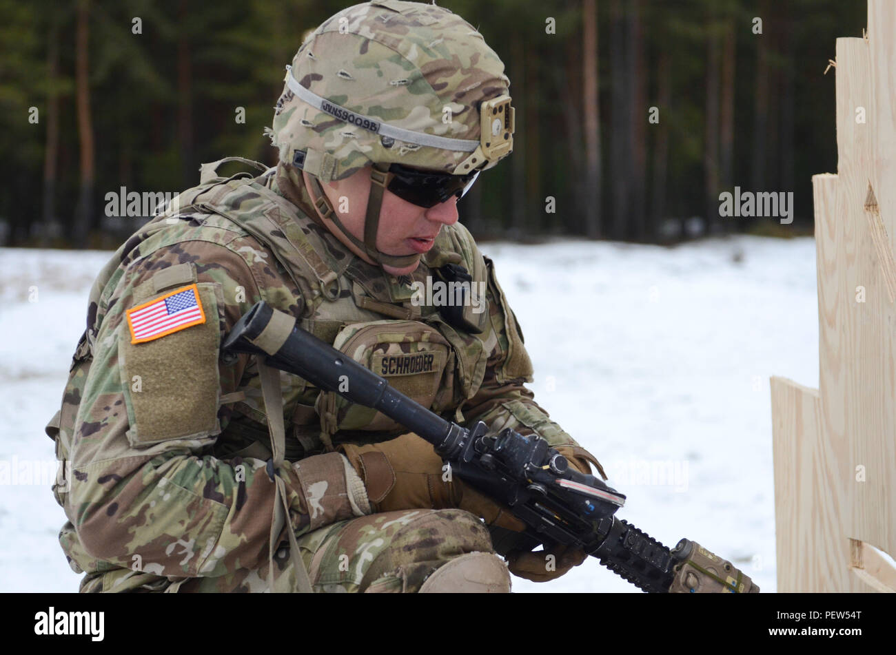 Sgt. Nicholas Schroeder, un assistente scout team leader con 3° Stormo, 2° reggimento di cavalleria di stanza al di fuori del Vilseck, Germania, originariamente dalla contea di Manitowoc, Wisconsin, carichi a dieci round caricatore nella sua M4 carbine fucile in corrispondenza del target range durante una sollecitazione shoot esercizio a Adazi Area Formazione in Lettonia, 1 febbraio 2016. Foto Stock