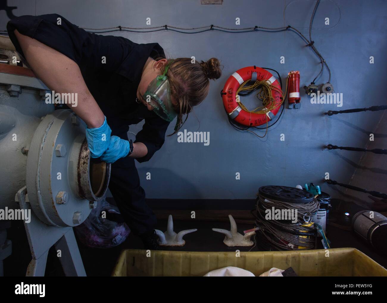 160203-N-GZ947-137 OCEANO PACIFICO (feb. 3, 2016) - marinaio Ashley Olson, da Blaine, Minn., esegue le operazioni di manutenzione su una stazione di carburante su uno di USS John C. Stennis' (CVN 74) sponsons. Fornire un contro-pronta la forza per proteggere collettiva degli interessi marittimi, Stennis è operativo come parte del grande parco verde su un regolarmente programmati Pacifico occidentale la distribuzione. (U.S. Foto di Marina di Massa lo specialista di comunicazione di terza classe Kenneth Rodriguez Santiago / rilasciato) Foto Stock