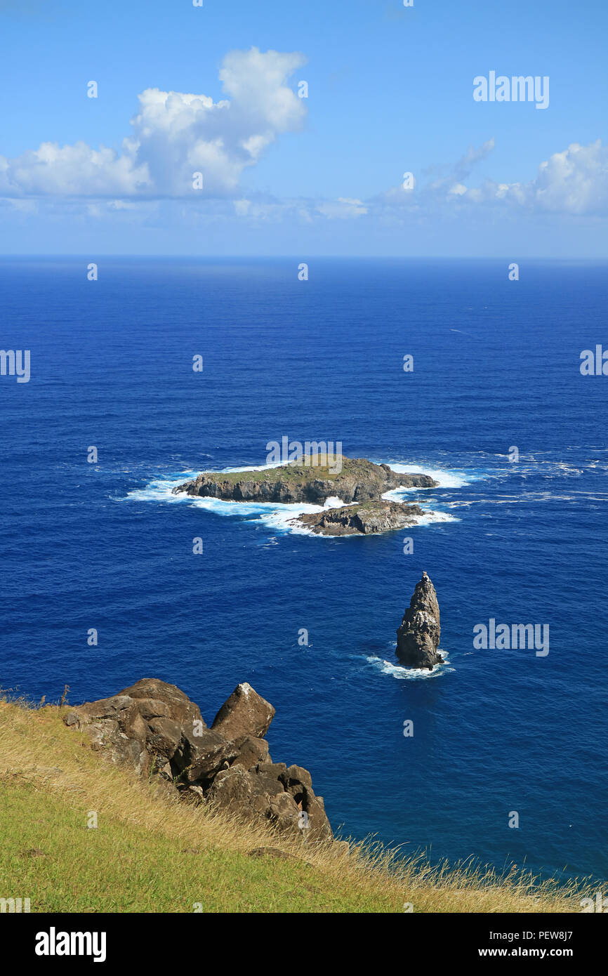 Foto verticale di Motu Nui Isola, con i piccoli Motu Iti Island e il Motu Kao Kao Mare Stack come visto dal villaggio Orongo sull'Isola di Pasqua, Cile Foto Stock