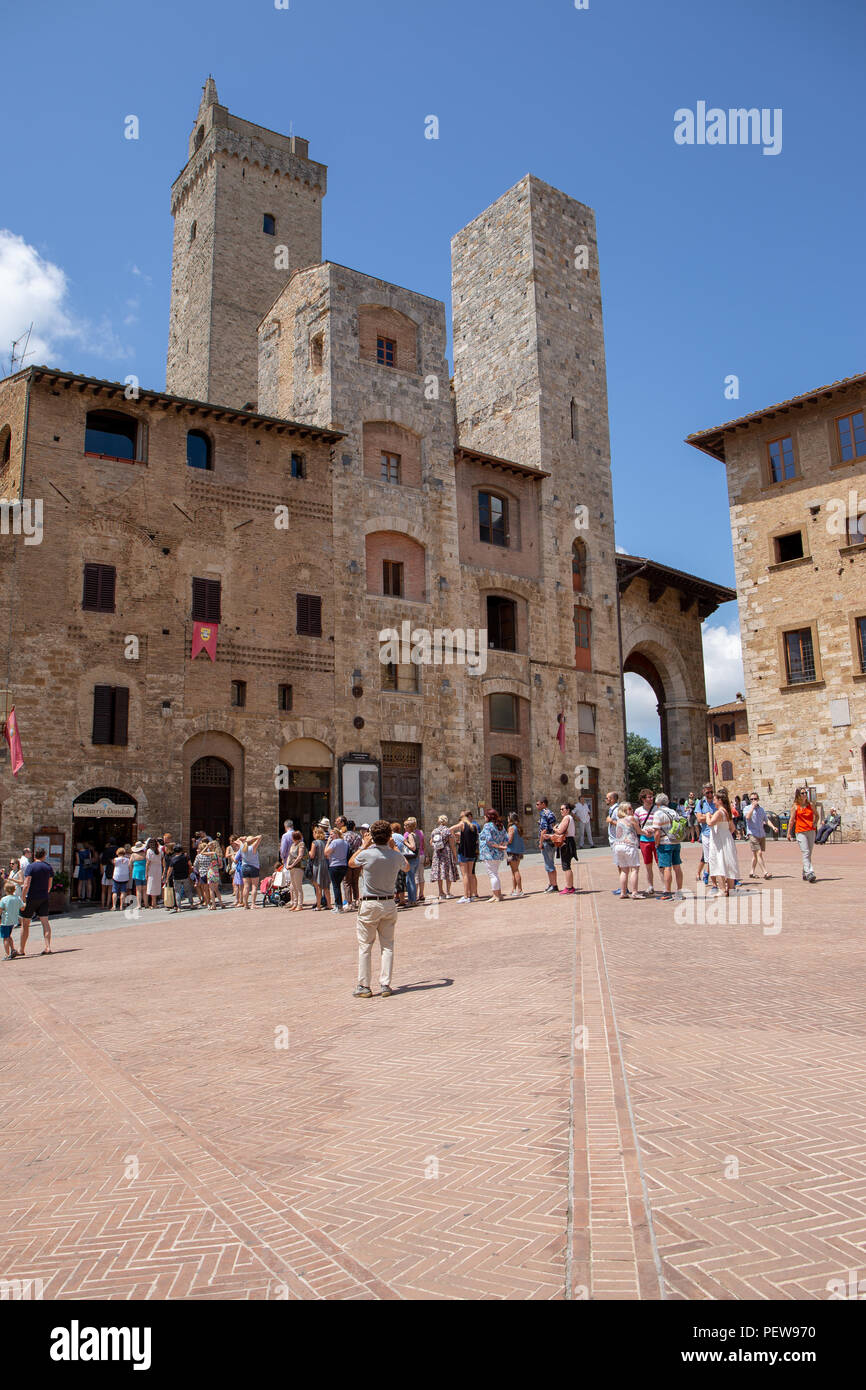 I turisti sono in piedi in linea per Gelateria Dondoli a San Gimignano, Toscana, Italia Foto Stock