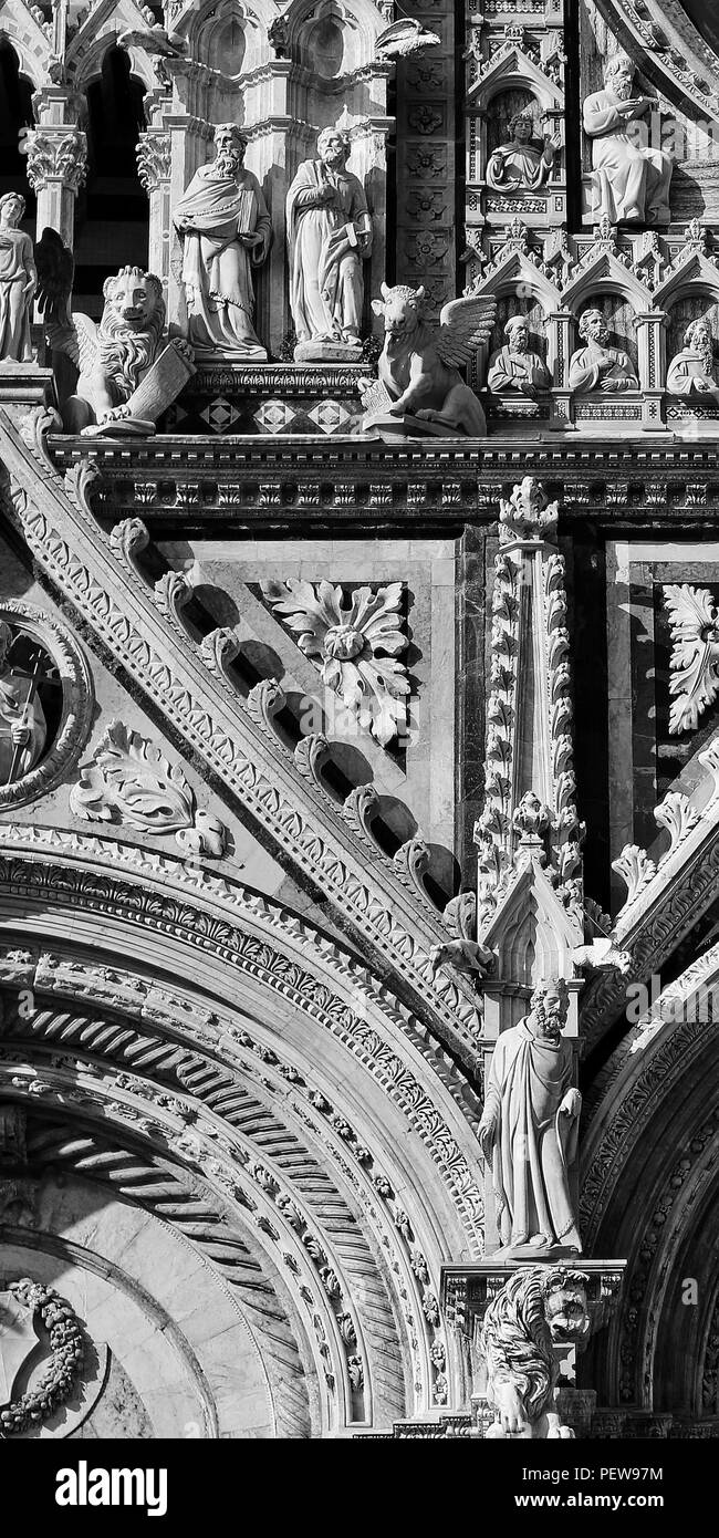 Gli elementi ornamentali della facciata del duomo di Siena in Italia Foto Stock