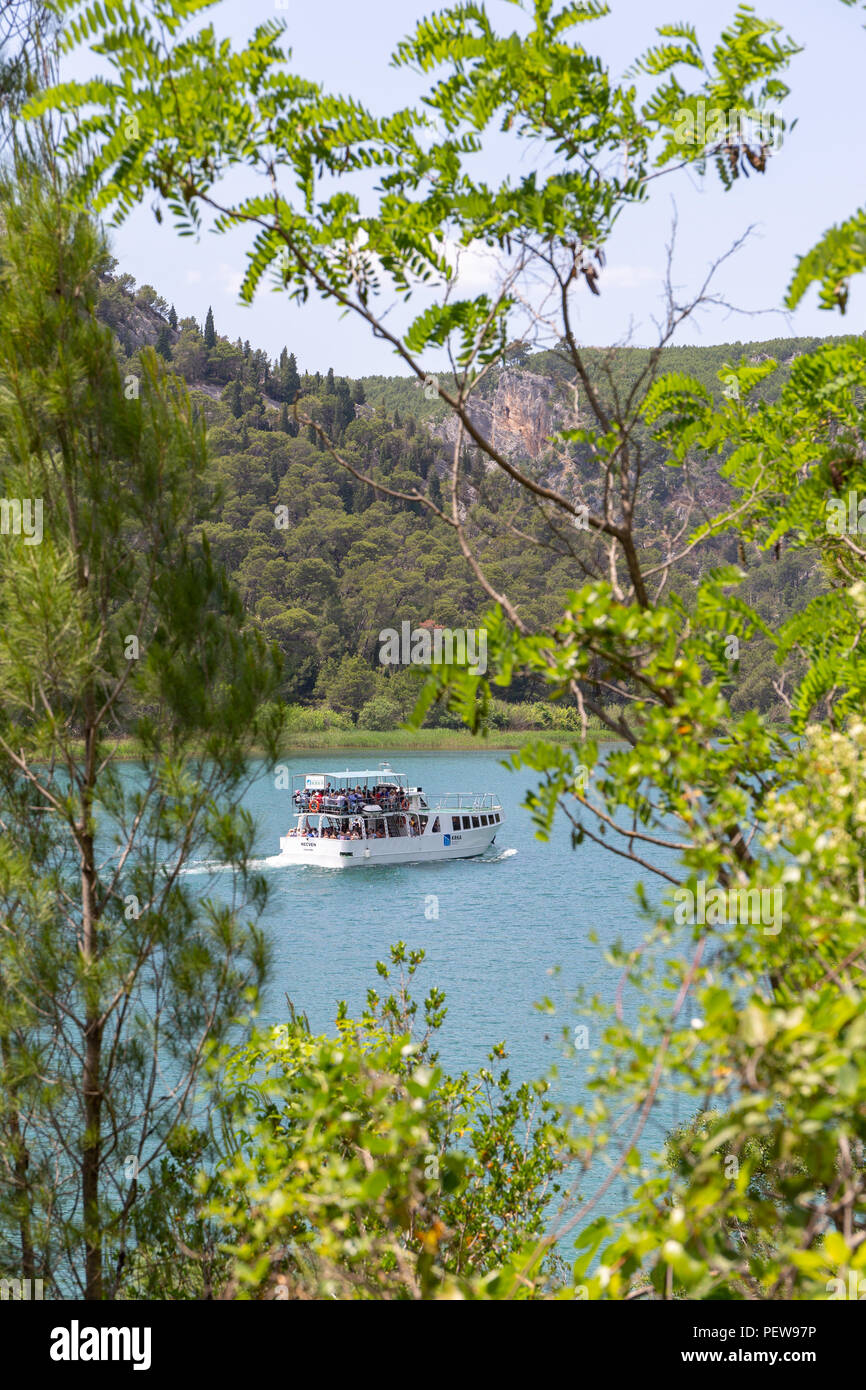 Parco Nazionale di Krka, Croazia. Una piccola barca con turisti sul fiume Krka. Foto Stock
