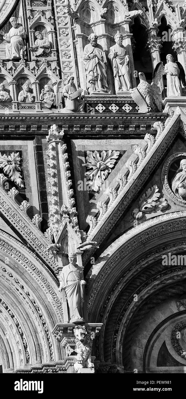 Gli elementi ornamentali della facciata del duomo di Siena in Italia Foto Stock