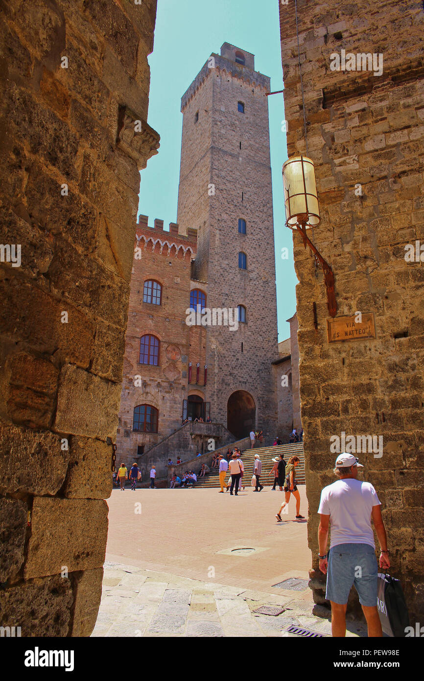 Una vista verso una delle torri di San Gimignano, Italia Foto Stock
