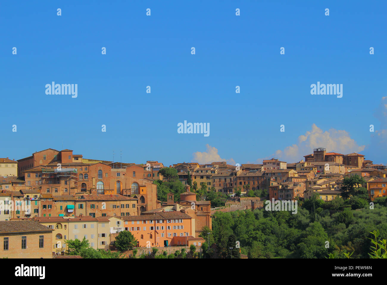Un paesaggio urbano vista verso il centro storico di Siena, Italia Foto Stock