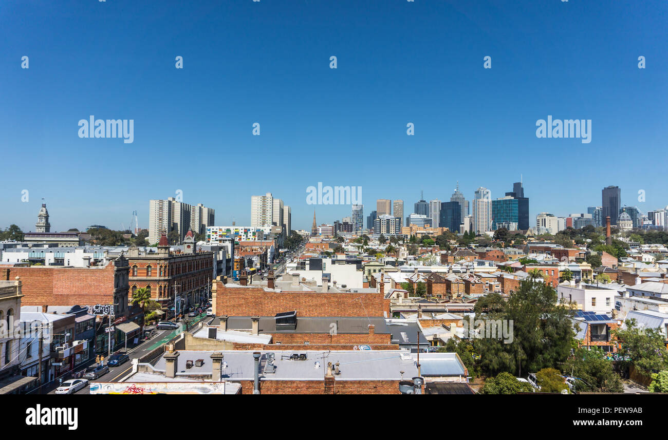 Vista del CBD di Melbourne con sky raschietti presso la caffetteria sul tetto a Brunswick Street, Fitzroy, Victoria, Australia. Cielo chiaro. Foto Stock