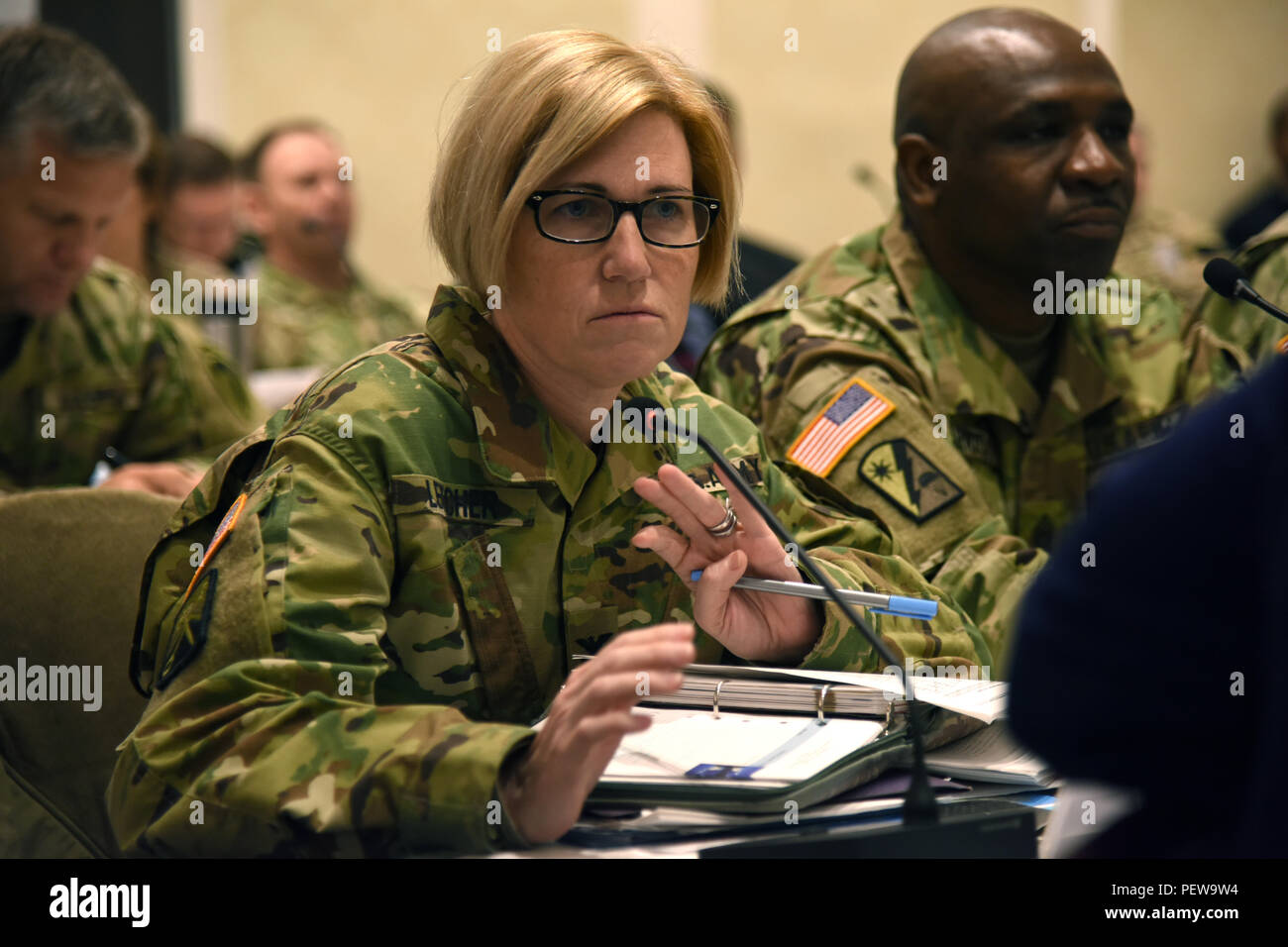 Col. Michelle M.T. Letcher, commander, xvi supporto brigata, pone una domanda durante il 2016 U.S. Esercito Europa Inverno Conferenza dei comandanti su Lucio D. Clay Kaserne, di Wiesbaden, Germania. (U.S. Esercito Foto di Visual Information Specialist Dee Crawford/rilasciato) Foto Stock