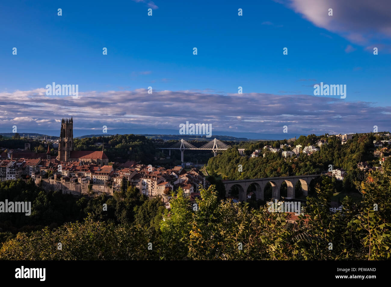 Vista panoramica di Friburgo, in Svizzera, con la cattedrale di Saint-Nicolas nel centro e la Poya ponte sulla sinistra, shot da Lorette Foto Stock