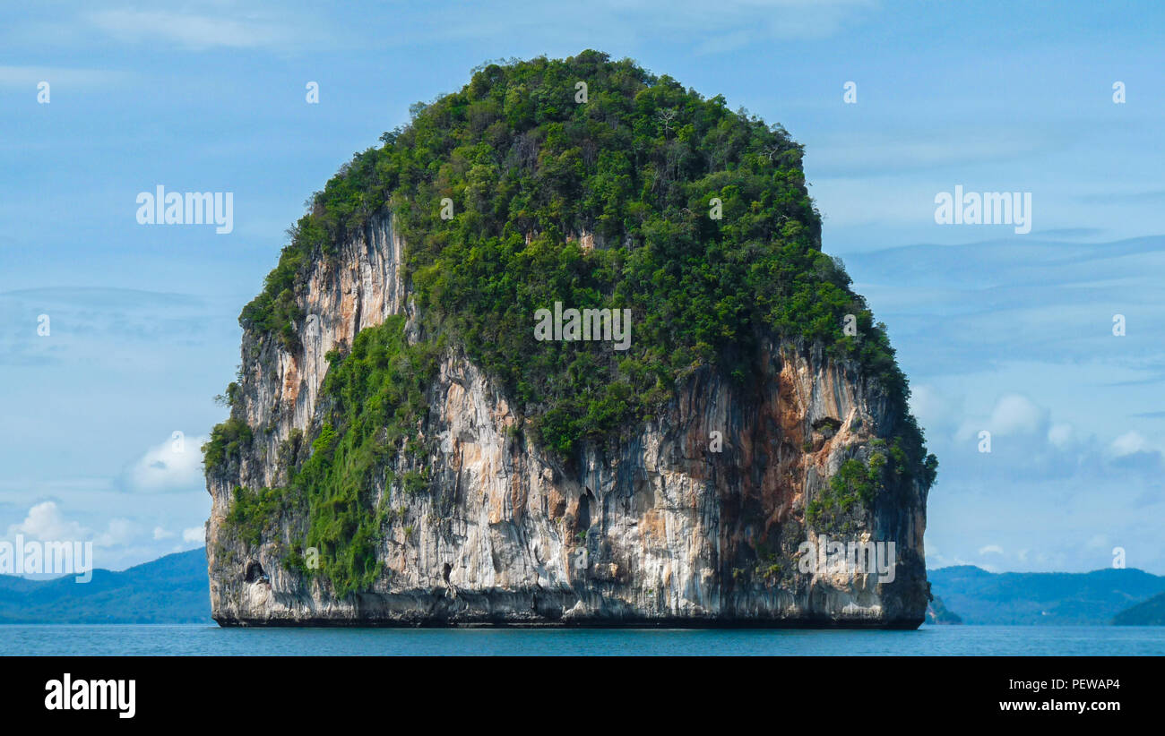Panorama di un'isola di calcare dalla provincia di Krabi in Thailandia, con la montagna e colline all'orizzonte Foto Stock
