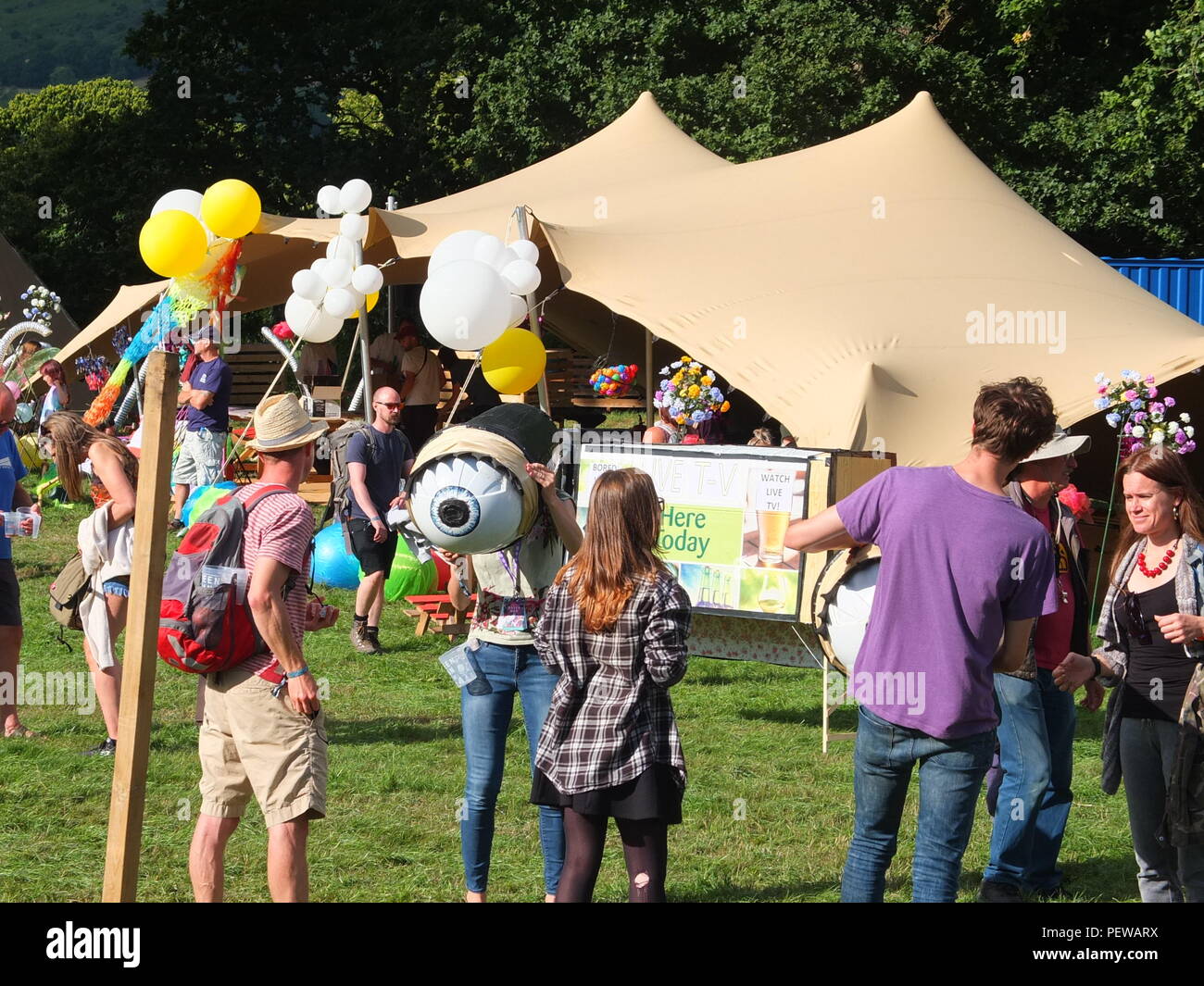 Green Man Festival, il Galles. I frequentatori del festival Cerca fuori "eyescuras', wearable camera obscura dispositivi Foto Stock