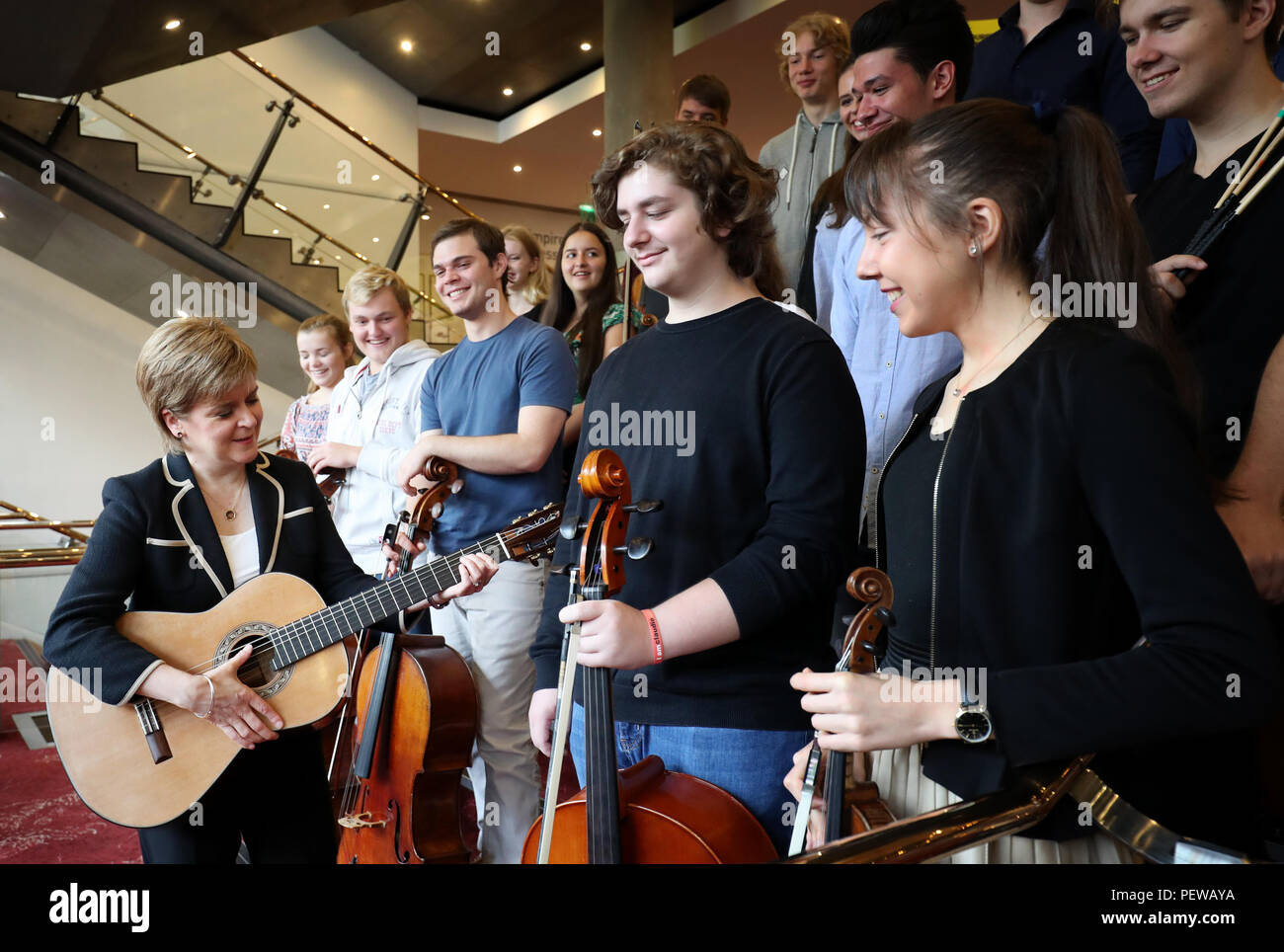 Primo Ministro Nicola storione (sinistra) incontra i giovani musicisti di Edimburgo che sarà in competizione in eurovisione giovani musicisti 2018 Concorso, al Festival di teatro, Edimburgo. Foto Stock