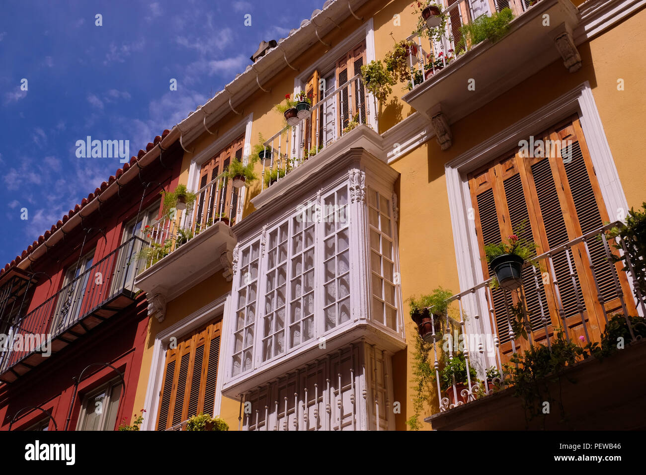 Vista del paesaggio di balconi fioriti con cielo blu in background, girato in estate per le strade di Siviglia, in Spagna Foto Stock