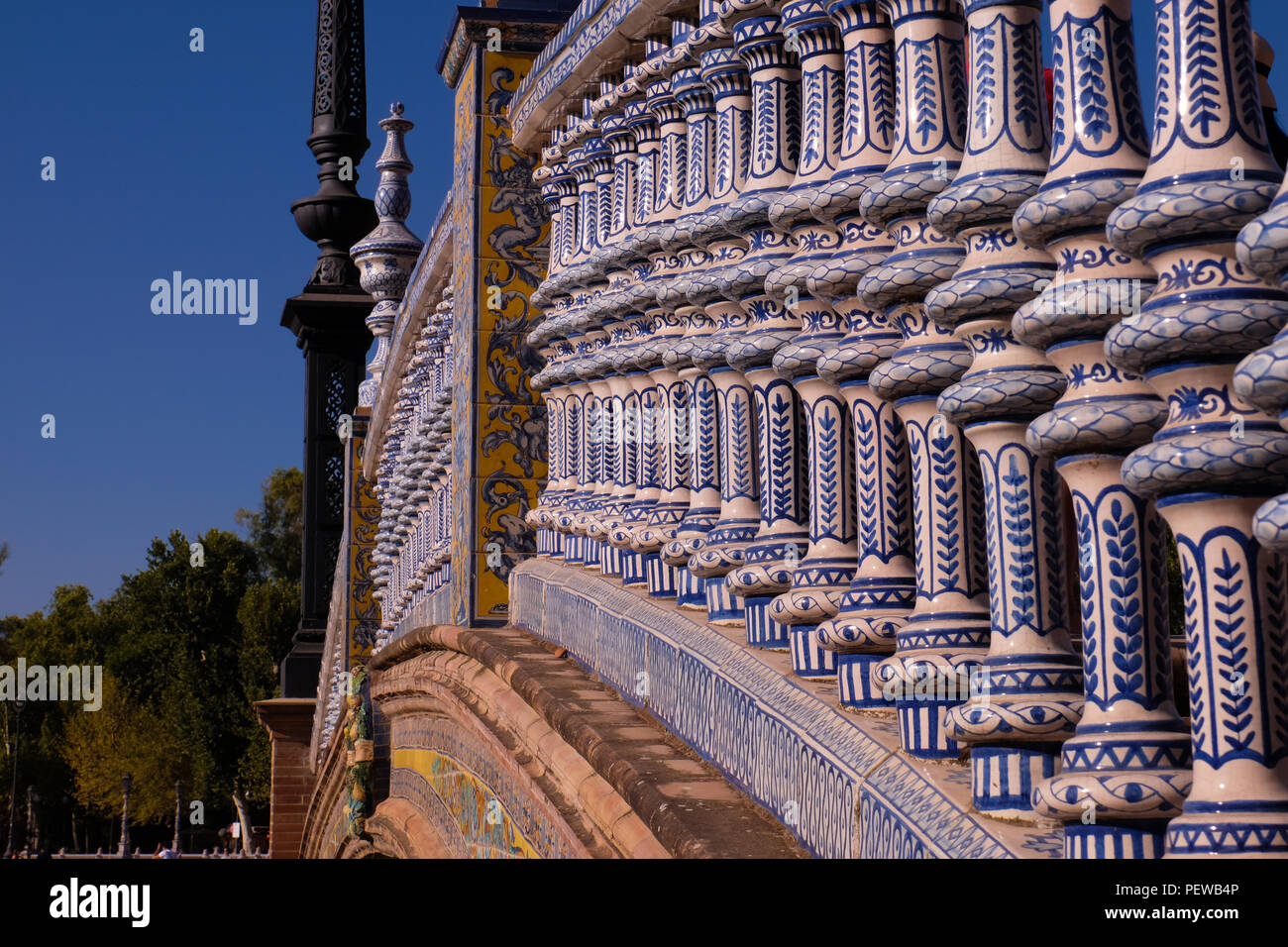 Vista ingrandita di uno del blu e del bianco bannister da Plaza de Espanai nel Parque de Maria Luisa, a Siviglia, Spagna Foto Stock